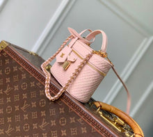 Load image into Gallery viewer, Vanity Chain Pouch
