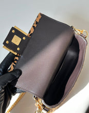 Load image into Gallery viewer, Baguette Mini
