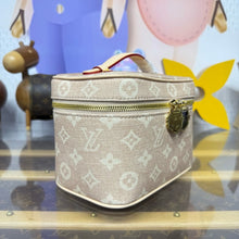 Load image into Gallery viewer, Vanity Chain Pouch
