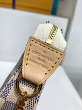 Load image into Gallery viewer, Pochette Mini Accessories
