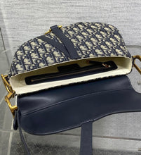 Load image into Gallery viewer, Saddle Crossbody Bag
