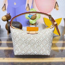 Load image into Gallery viewer, Hills Pochette
