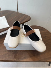 Load image into Gallery viewer, Leather Flats
