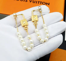 Load image into Gallery viewer, Pearl Earrings
