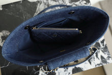 Load image into Gallery viewer, Small Raffia Tote
