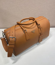 Load image into Gallery viewer, Leather Holdall
