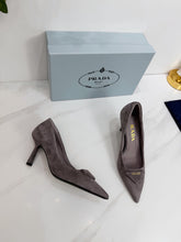 Load image into Gallery viewer, Suede Pumps
