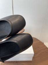 Load image into Gallery viewer, Leather Flats
