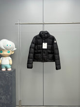 Load image into Gallery viewer, Jarcieu Jacket
