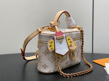 Load image into Gallery viewer, Vanity Chain Pouch
