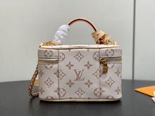 Load image into Gallery viewer, Vanity Chain Pouch
