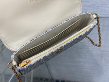 Load image into Gallery viewer, Saddle Clutch
