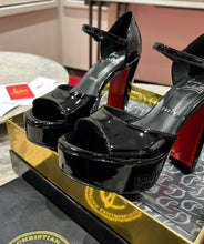 Load image into Gallery viewer, Sandaloo Sandals
