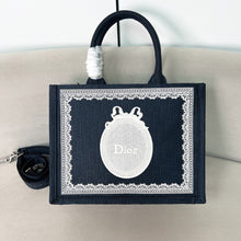Load image into Gallery viewer, Medium Book Tote
