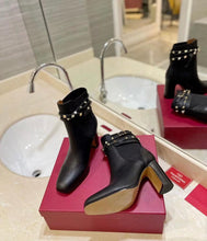 Load image into Gallery viewer, Rockstud Boots
