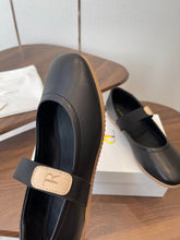 Load image into Gallery viewer, Leather Flats
