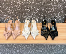 Load image into Gallery viewer, Leather Pumps
