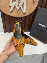 Load image into Gallery viewer, Leather Pumps
