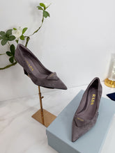 Load image into Gallery viewer, Suede Pumps
