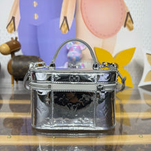 Load image into Gallery viewer, Vanity Chain Pouch
