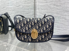 Load image into Gallery viewer, Medilion Flap Bag
