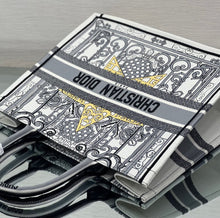 Load image into Gallery viewer, Medium Book Tote
