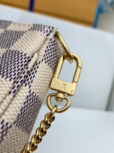 Load image into Gallery viewer, Pochette Mini Accessories
