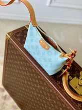 Load image into Gallery viewer, Hills Pochette
