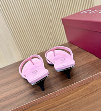 Load image into Gallery viewer, Thong Sandals
