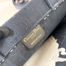 Load image into Gallery viewer, Medium Book Tote
