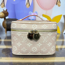 Load image into Gallery viewer, Vanity Chain Pouch
