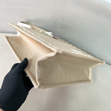 Load image into Gallery viewer, Medium Book Tote
