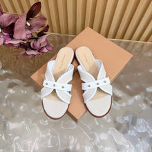 Load image into Gallery viewer, Studded Flat Sandals
