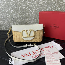 Load image into Gallery viewer, Raffia Crossbody Bag
