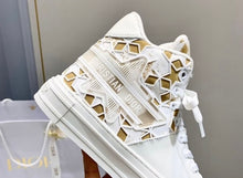 Load image into Gallery viewer, Walk n Dior
