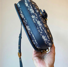 Load image into Gallery viewer, Bobby Medium Oblique
