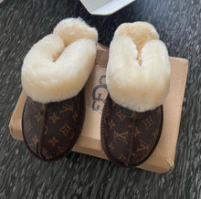 Load image into Gallery viewer, Sheepskin Slippers
