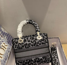 Load image into Gallery viewer, Lady D Medium
