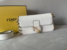 Load image into Gallery viewer, Brooch Baguette
