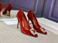 Load image into Gallery viewer, Hangisi Velvet Pumps
