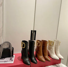 Load image into Gallery viewer, V Logo Boots
