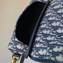 Load image into Gallery viewer, Bobby Medium Oblique
