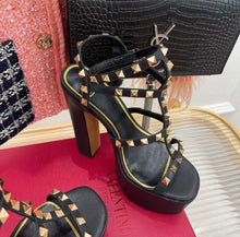 Load image into Gallery viewer, Rockstud Platform Sandals
