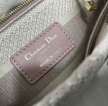 Load image into Gallery viewer, Lady D Medium
