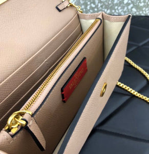 V Logo Clutch