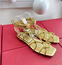 Load image into Gallery viewer, Flat Stud Sandals
