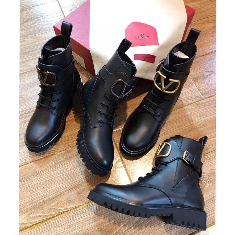 V Logo Boots