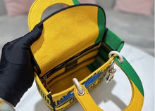 Load image into Gallery viewer, Lady D Medium
