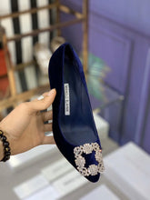 Load image into Gallery viewer, Hangisi Velvet Pumps
