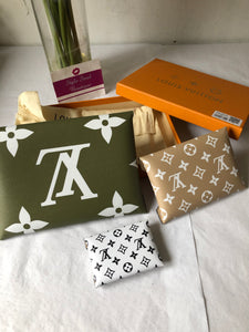 Pochette Kirigami Giant Monogram